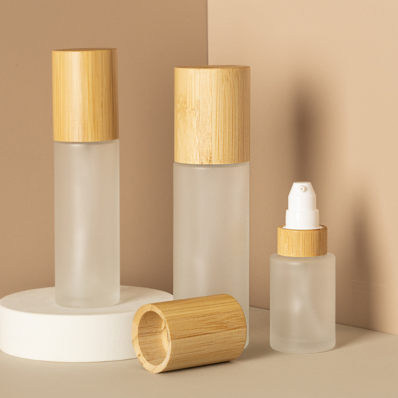 Skleněná lahvička s rozprašovačem na jemnou mlhu a mléko s pumpičkou na kosmetické mléko s víčkem z bambusového dřeva