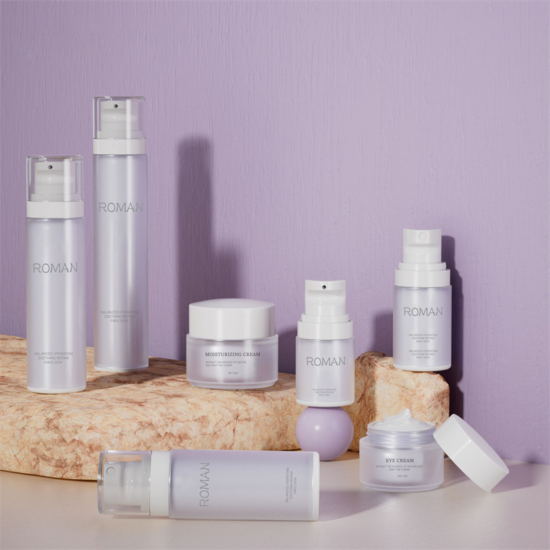 30 ml 40 ml 60 ml 100 ml Bílá perleťová lahvička s kosmetickou pumpičkou AS Nový plastový materiál pro Pleťový krém ve spreji s vodou Balení v plechovce 30 ml 40 ml 60 ml 100 ml Bílá perleťová lahvička s kosmetickou pumpičkou AS Nový plastový materiál pro Pleťový krém ve spreji s vodou Balení v plechovce