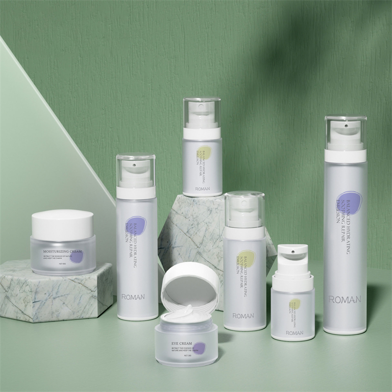 30 ml 40 ml 60 ml 100 ml Bílá perleťová lahvička s kosmetickou pumpičkou AS Nový plastový materiál pro Pleťový krém ve spreji s vodou Balení v plechovce 30 ml 40 ml 60 ml 100 ml Bílá perleťová lahvička s kosmetickou pumpičkou AS Nový plastový materiál pro Pleťový krém ve spreji s vodou Balení v plechovce