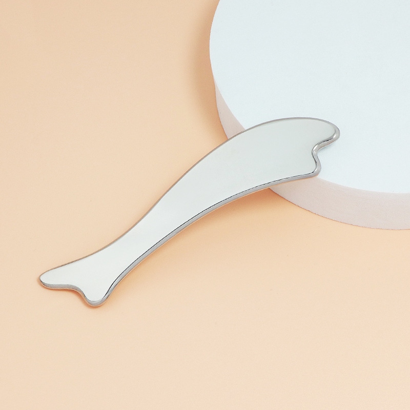 Deska Gua Sha ze zinkové slitiny ve tvaru ryby s personalizovanými barvami a logem