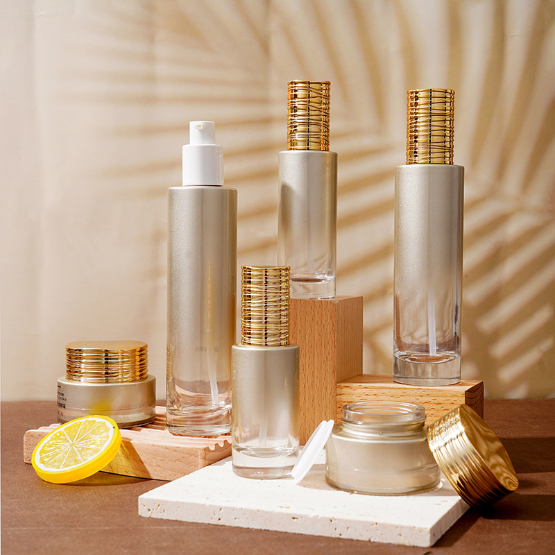 Skleněná láhev na sérum s galvanicky pokoveným kartáčovaným víčkem Skleněná láhev na sérum s galvanicky pokoveným kartáčovaným víčkem