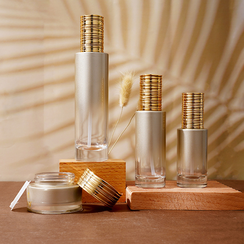 Skleněná láhev na sérum s galvanicky pokoveným kartáčovaným víčkem Skleněná láhev na sérum s galvanicky pokoveným kartáčovaným víčkem