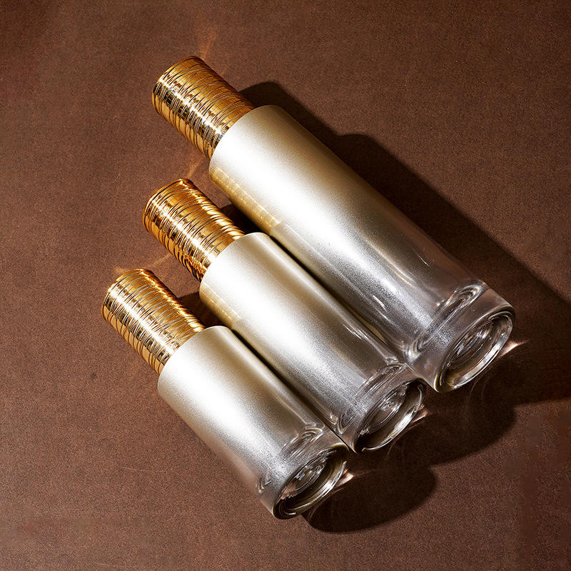 Skleněná láhev na sérum s galvanicky pokoveným kartáčovaným víčkem Skleněná láhev na sérum s galvanicky pokoveným kartáčovaným víčkem