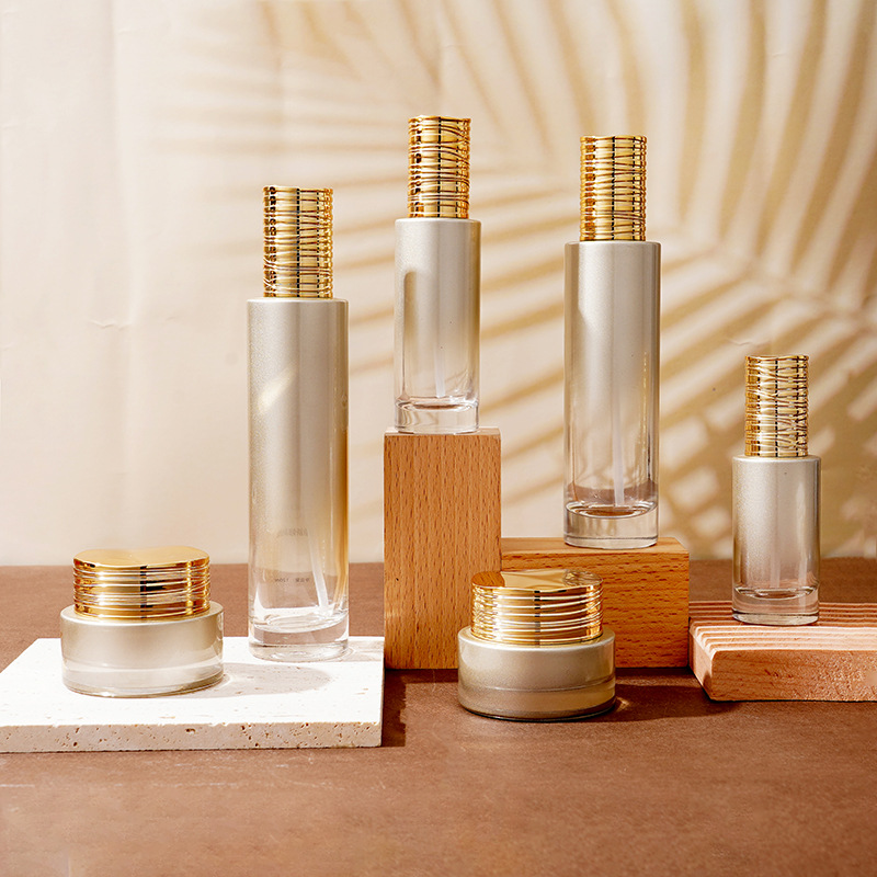 Skleněná láhev na sérum s galvanicky pokoveným kartáčovaným víčkem