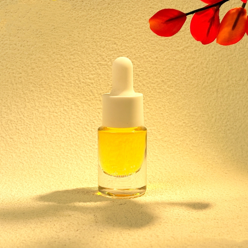 Malé skleněné lahvičky na esenciální olej s kovovými nebo dřevěnými kapátky