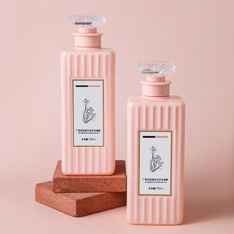 500 ml 750 ml čtvercová plastová lahvička s pumpičkou na lotion pro domácí mazlíčky s povrchem ve tvaru proužku pro kosmetický šampon a kondicionér na vlasy 500 ml 750 ml čtvercová plastová lahvička s pumpičkou na lotion pro domácí mazlíčky s povrchem ve tvaru proužku pro kosmetický šampon a kondicionér na vlasy