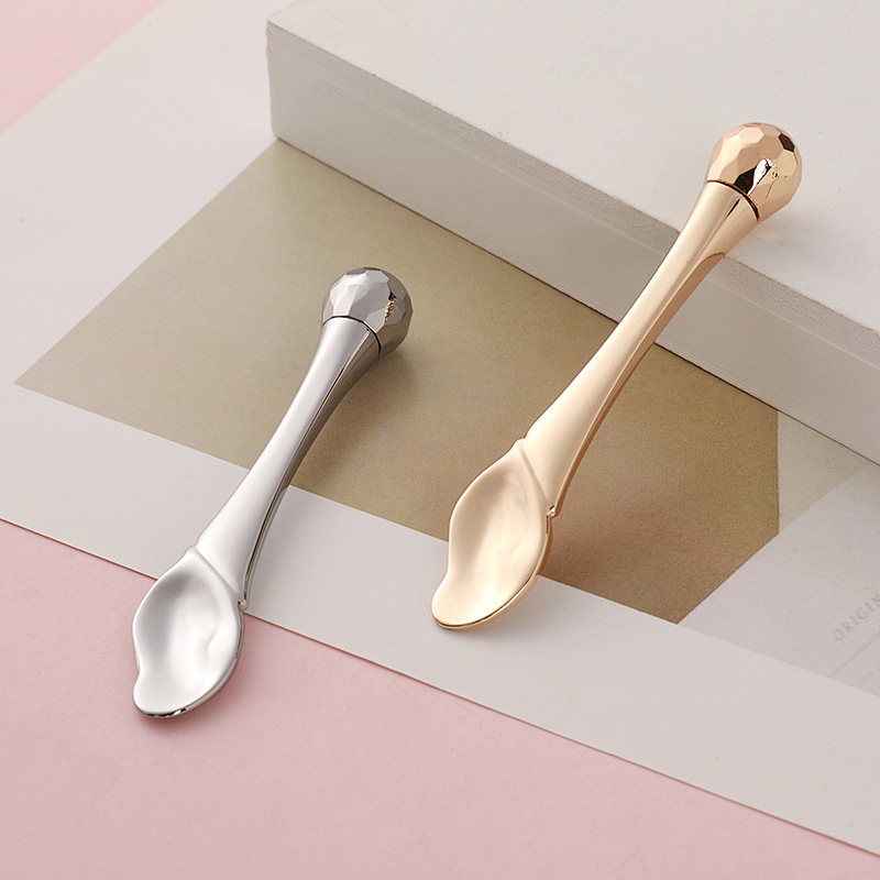 Oční váleček Masážní tyčinka Aplikátor očního krému Kosmetické špachtle Lžíce na obličej proti vráskám Nástroj péče o obličej ze zlaté slitiny